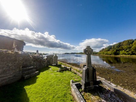 Foto de El histórico cementerio de la Abadía en la ciudad de Donegal, que fue construido por Hugh O Donnell en 1474, en el Condado de Donegal - Irlanda. - Imagen libre de derechos