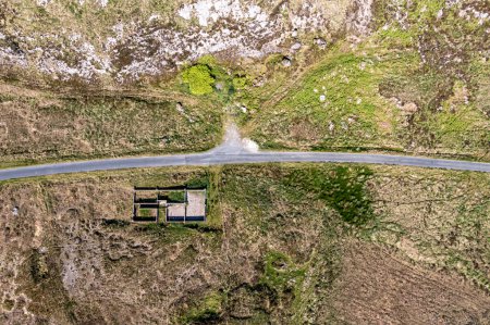 Téléchargez les photos : Vue aérienne d'une bergerie traditionnelle près de l'école nationale Thorr à Meencorwick par Crolly, comté de Donegal - Irlande. - en image libre de droit
