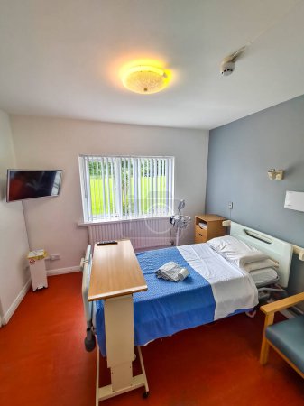 Foto de SLIGO, IRLANDA - 20 DE JULIO DE 2023: Las habitaciones del hospital privado Kingsbridge son de alto nivel. - Imagen libre de derechos