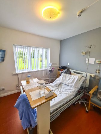 Foto de SLIGO, IRLANDA - 20 DE JULIO DE 2023: Las habitaciones del hospital privado Kingsbridge son de alto nivel. - Imagen libre de derechos