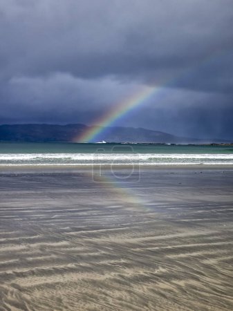 Foto de Hermoso arco iris y patrón en la playa de Narin por Portnoo, Condado de Donegal, Irlanda. - Imagen libre de derechos