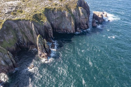 Téléchargez les photos : Vue aérienne des falaises et des piles de mer sur l'île d'Owey, comté de Donegal, Irlande. - en image libre de droit