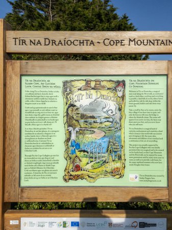 Téléchargez les photos : Dungloe, comté de Donegal, Irlande - 04 juin 2023 : La promenade fluviale traverse des arbres et un sentier d'histoire magique. - en image libre de droit