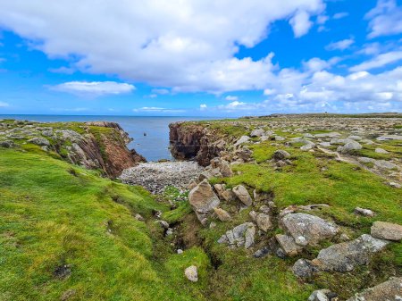Téléchargez les photos : Les falaises près du phare de Tory Island, comté de Donegal, République d'Irlande. - en image libre de droit