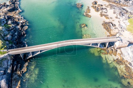 Foto de Vista aérea del puente sobre el Atlántico a Cruit Island, Condado de Donegal, Irlanda. - Imagen libre de derechos