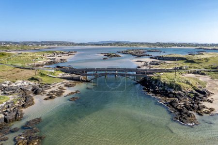 Téléchargez les photos : Vue aérienne du pont sur l'Atlantique jusqu'à Cruit Island, comté de Donegal, Irlande. - en image libre de droit