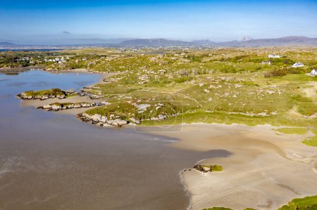 Téléchargez les photos : Vue aérienne de la côte près de l'église St Marys à Kincasslagh, Comté de DOnegal, Irlande. - en image libre de droit