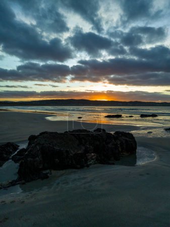 Foto de Hermosas reflexiones sobre Narin Strand por Portnoo, Condado de Donegal - Irlanda - Imagen libre de derechos
