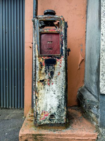 Foto de Antigua bomba de combustible oxidada en Dunkineely, Condado de Donegal - Irlanda. - Imagen libre de derechos