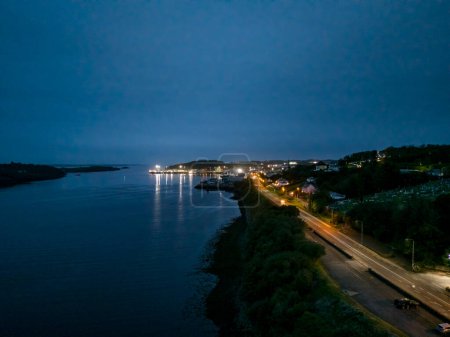 Téléchargez les photos : Vue aérienne de nuit de Killybegs, la ville portuaire de pêche la plus importante d'Irlande, comté de Donegal, - en image libre de droit