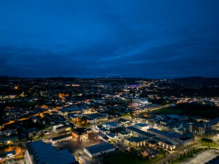 Téléchargez les photos : Vue aérienne de nuit du Letterkenny, comté de Donegal, Irlande. - en image libre de droit