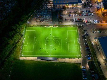 Téléchargez les photos : Vue aérienne de nuit du stade Leckview Park à Letterkenny, comté de Donegal, Irlande. - en image libre de droit