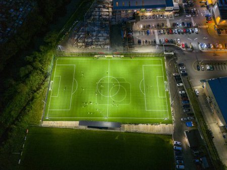 Foto de Vista aérea nocturna del estadio Leckview Park en Letterkenny, Condado de Donegal, Irlanda. - Imagen libre de derechos