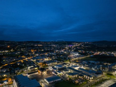 Téléchargez les photos : Vue aérienne de nuit du Letterkenny, comté de Donegal, Irlande. - en image libre de droit