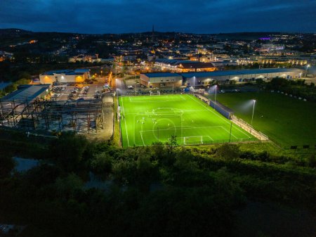 Téléchargez les photos : Vue aérienne de nuit du stade Leckview Park à Letterkenny, comté de Donegal, Irlande. - en image libre de droit