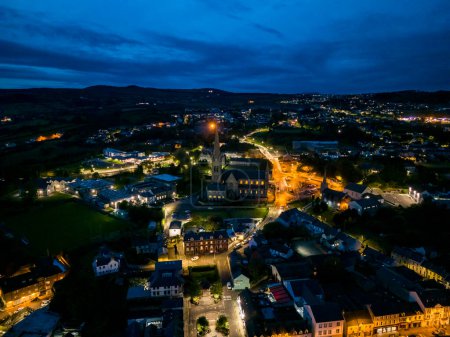Téléchargez les photos : Vue aérienne de nuit de la cathédrale St Eunans à Letterkenny, Comté de Donegal, Irlande. - en image libre de droit