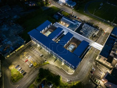 Foto de Vista aérea nocturna del centro médico de Justice Walsh Road en Letterkenny, Irlanda. - Imagen libre de derechos