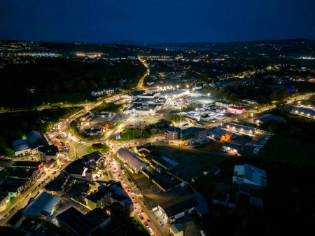 Téléchargez les photos : Voler vers le centre commercial Letterkenny pendant la nuit, Irlande. - en image libre de droit