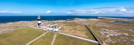 Foto de Aerial view of the Lighthouse on Tory Island, County Donegal, Republic of Ireland. - Imagen libre de derechos