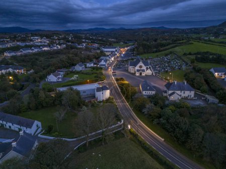 Téléchargez les photos : Vue aérienne d'Ardara dans le comté de Donegal - La ville qui a été élue le meilleur village d'Irlande par l'Irish Times. - en image libre de droit