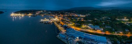 Foto de Vista aérea nocturna de Killybegs, la ciudad portuaria pesquera más importante de Irlanda, Condado de Donegal, - Imagen libre de derechos