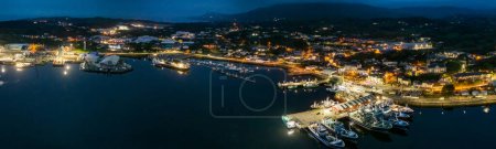 Foto de Vista aérea nocturna de Killybegs, la ciudad portuaria pesquera más importante de Irlanda, Condado de Donegal, - Imagen libre de derechos