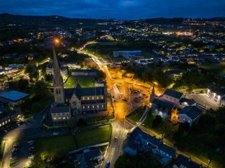 Téléchargez les photos : Vue aérienne de nuit de la cathédrale St Eunans à Letterkenny, Comté de Donegal, Irlande. - en image libre de droit