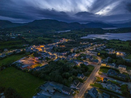 Vista aérea de Ardara en el Condado de Donegal - La ciudad que una vez fue votada como el mejor pueblo para vivir en Irlanda por el Irish Times.