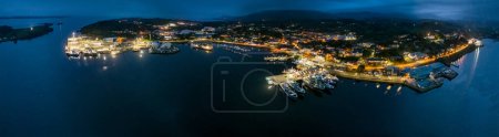 Téléchargez les photos : Vue aérienne de nuit de Killybegs, la ville portuaire de pêche la plus importante d'Irlande, comté de Donegal, - en image libre de droit