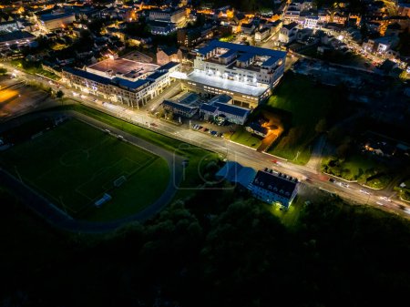 Téléchargez les photos : Vue aérienne de nuit du centre médical sur Justice Walsh Road à Letterkenny, Irlande. - en image libre de droit