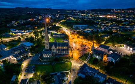 Foto de Vista aérea nocturna de la Catedral de St Eunans en Letterkenny, Condado de Donegal, Irlanda. - Imagen libre de derechos