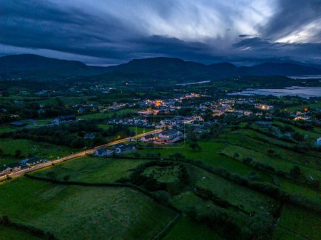 Foto de Vista aérea de Ardara en el Condado de Donegal - La ciudad que una vez fue votada como el mejor pueblo para vivir en Irlanda por el Irish Times. - Imagen libre de derechos