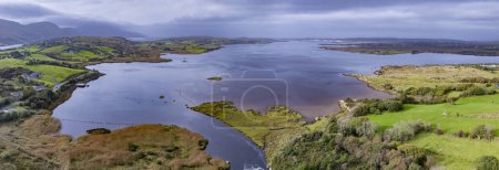 Téléchargez les photos : Vue aérienne de la côte atlantique par Ardara dans le comté de Donegal - Irlande. - en image libre de droit