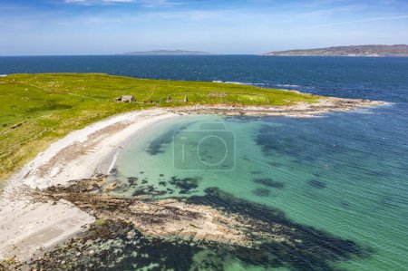Téléchargez les photos : Vue aérienne de l'île d'Inishkeel par Portnoo dans le comté de Donegal, Irlande - en image libre de droit