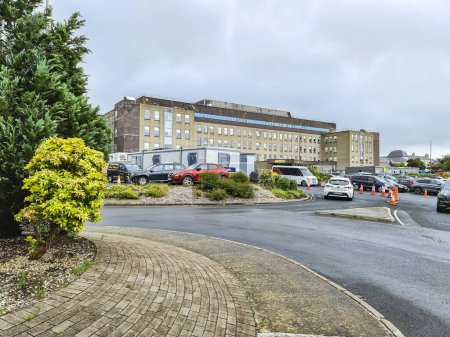 Téléchargez les photos : LETTERKENNY, COUNTY DONEGAL, IRLANDE - 09 JUIN 2022 : L'hôpital universitaire de Letterkenny est l'un des plus fréquentés du pays. - en image libre de droit