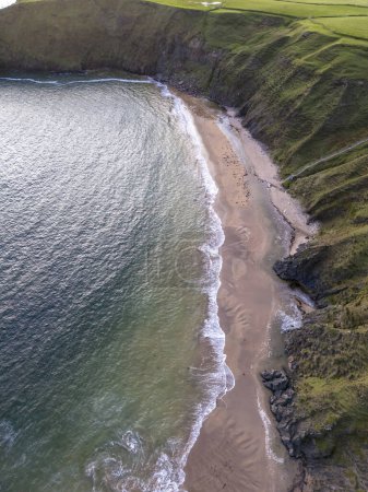 Foto de Vista aérea de la hermosa costa de Malin Beg en el Condado de Donegal, Irlanda. - Imagen libre de derechos