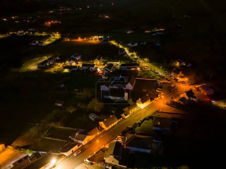Téléchargez les photos : Vue aérienne de nuit de Glencolumbkille dans le Comté de Donegal, République d'Irleand. - en image libre de droit