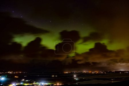 Téléchargez les photos : Nuit de l'une des plus fortes aurores boréales au-dessus de Dungloe et de l'île d'Arranmore dans le comté de Donegal - Irlande. - en image libre de droit
