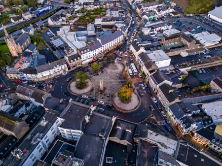 Foto de DONEGAL TOWN, IRLANDA - 14 DE OCTUBRE DE 2023 - Donegal ciudad es una ciudad en la desembocadura del río Eske. - Imagen libre de derechos