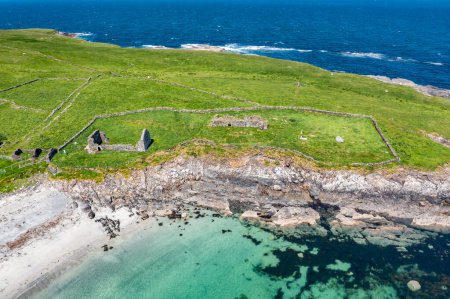 Téléchargez les photos : Vue aérienne de l'île d'Inishkeel par Portnoo dans le comté de Donegal, Irlande - en image libre de droit