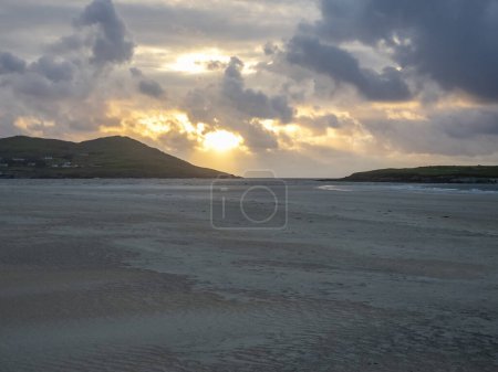 Foto de Hermosa puesta de sol en la playa de Portnoo Narin en el Condado de Donegal - Irlanda. - Imagen libre de derechos