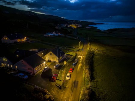 Téléchargez les photos : Vue aérienne de nuit de Glencolumbkille dans le Comté de Donegal, République d'Irleand. - en image libre de droit