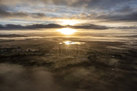 Foto de Vista aérea de una niebla Bonny Glen por Portnoo en el Condado de Donegal - Irlanda. - Imagen libre de derechos