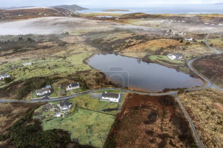Téléchargez les photos : Vue aérienne de Bonny Glen par Portnoo dans le comté de Donegal - Irlande. - en image libre de droit