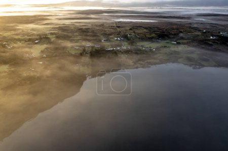 Foto de Vista aérea de la moda de Lough en la niebla de la mañana, Condado de Donegal, República de Irlanda. - Imagen libre de derechos
