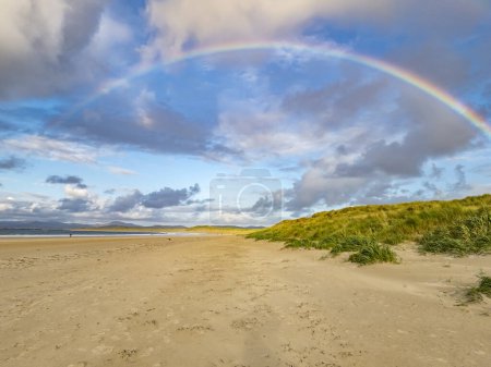 Foto de Hermoso arco iris en la playa de Portnoo Narin en el Condado de Donegal - Irlanda. - Imagen libre de derechos