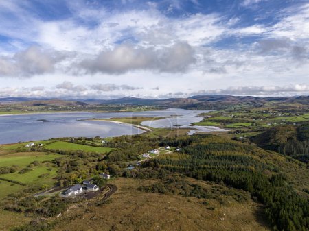 Foto de Vista aérea de Ballyiriston por Portnoo en el Condado de Donegal - Irlanda. - Imagen libre de derechos