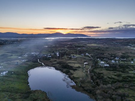 Téléchargez les photos : Smoke over Lough Fad due à la combustion traditionnelle de déchets en Irlande rurale - Comté de Donegal. - en image libre de droit