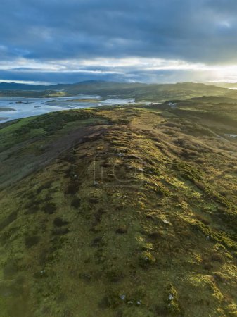 Foto de Vista aérea de la colina Castlegoland por Portnoo - Condado de Donegal, Irlanda - Imagen libre de derechos