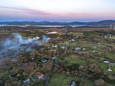 Foto de Fumar sobre Lough Fad debido a la quema tradicional de residuos en la Irlanda rural - Condado de Donegal. - Imagen libre de derechos